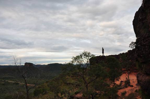 Admirando a paisagem do alto do Portal da Chapada, na Chapada das Mesas, região de Carolina - MA
